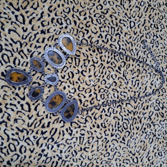 🌈TORTOISE SHELL BIB NECKLACE - Picture 3 of 5